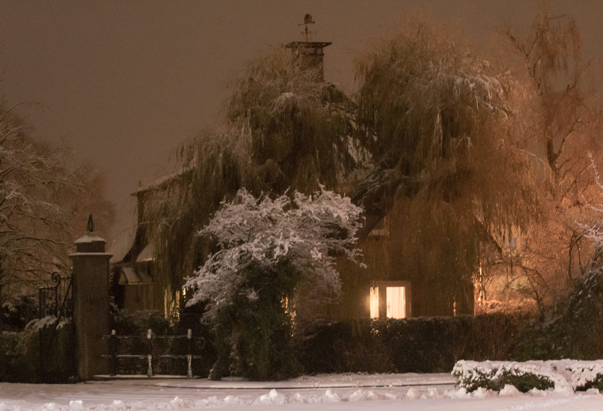 Huis bedekt met sneeuw op de hoek Nijverheidslaan en korte muiderweg in Weesp