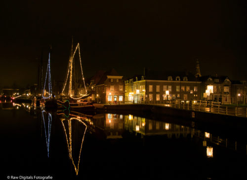 Weesp gefotografeerd in de avond vanaf de Zwaantjesbrug